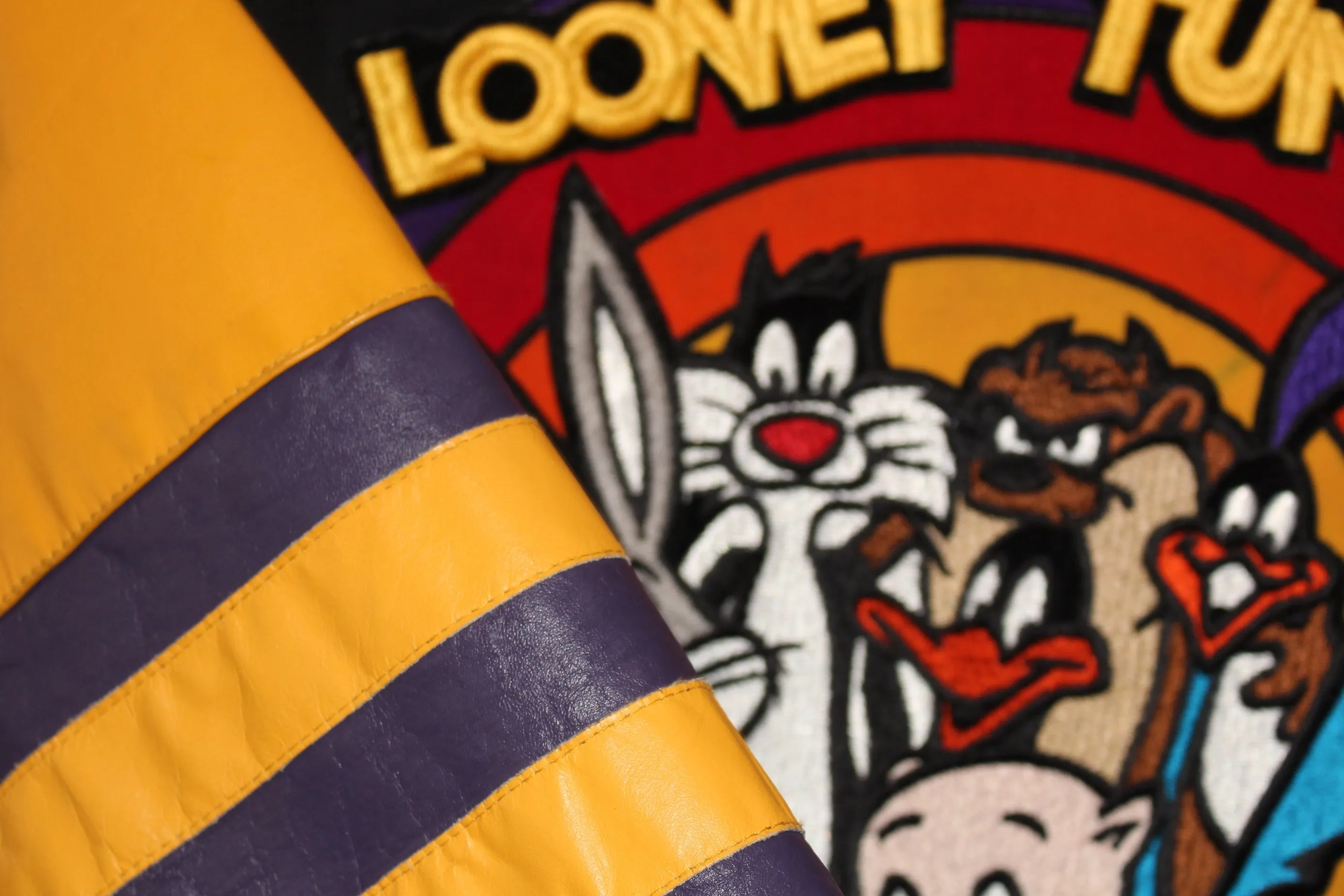 Here’s an optimized title for your e-commerce product:

Looney Tunes Vintage Leather Jacket by Jeff Hamilton - Size Large

This title includes key details that will attract potential buyers while being clear and descriptive.
