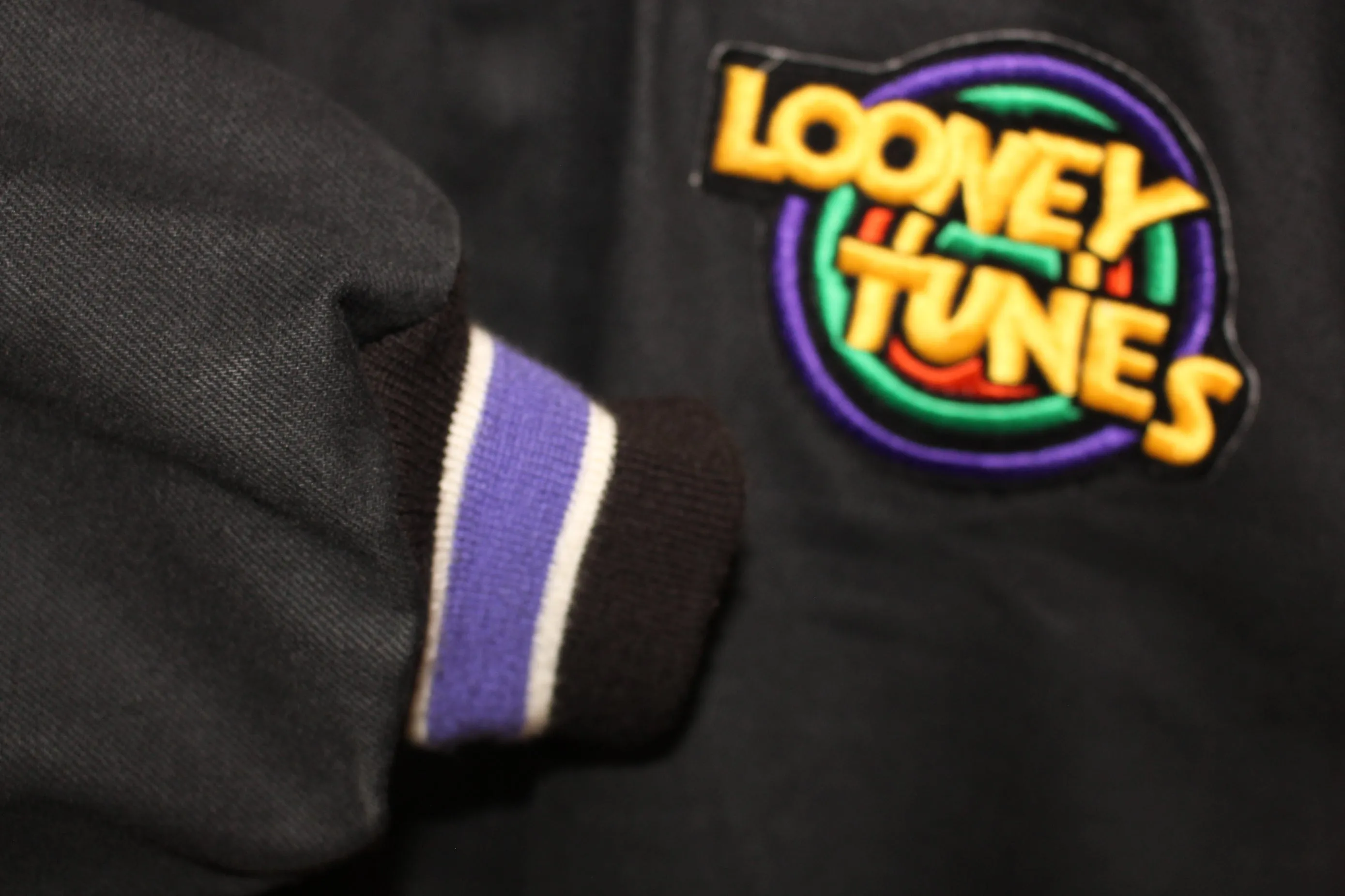 Here’s an optimized title for your e-commerce product:

Looney Tunes Vintage Leather Jacket by Jeff Hamilton - Size Large

This title includes key details that will attract potential buyers while being clear and descriptive.
