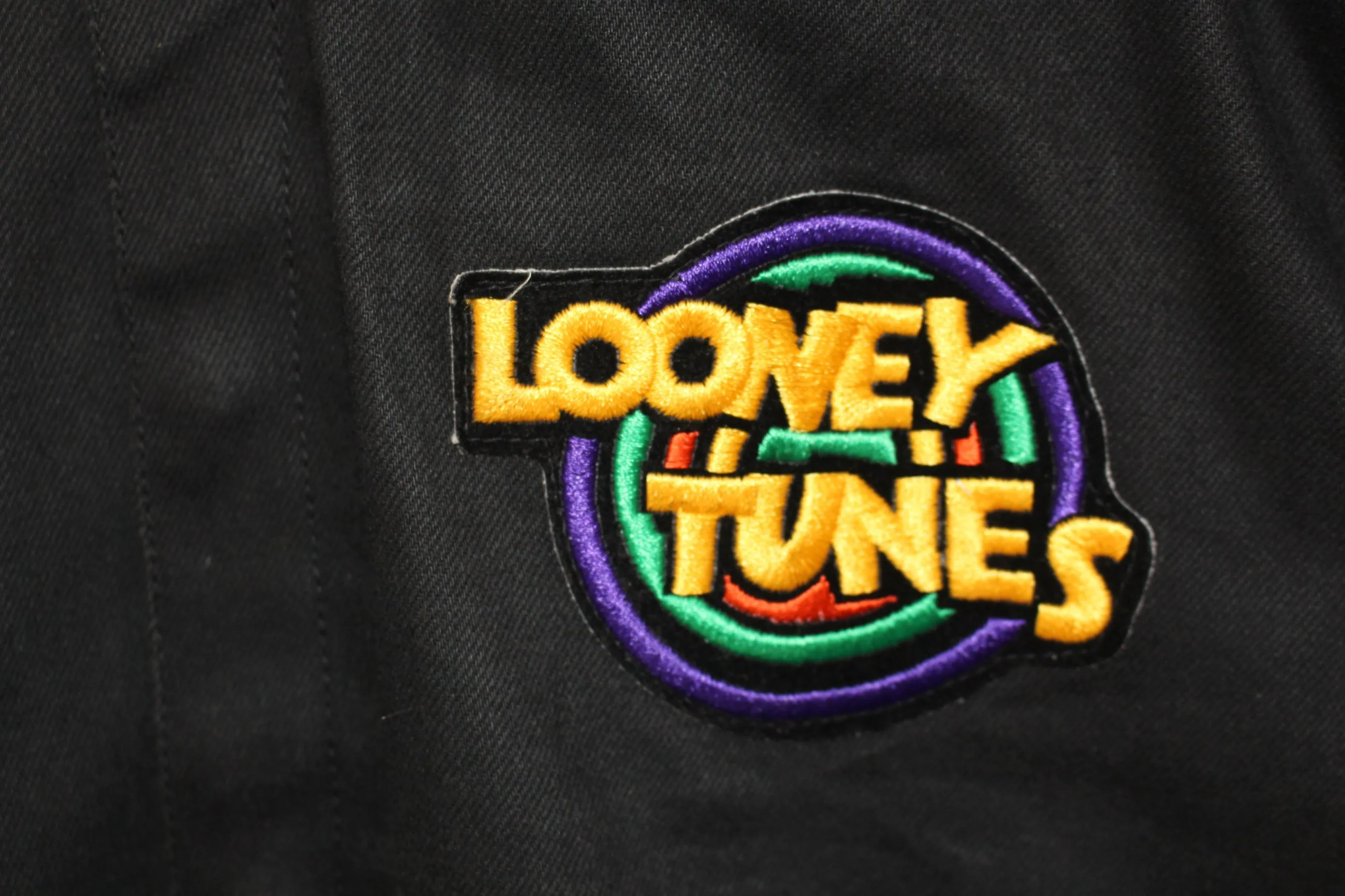 Here’s an optimized title for your e-commerce product:

Looney Tunes Vintage Leather Jacket by Jeff Hamilton - Size Large

This title includes key details that will attract potential buyers while being clear and descriptive.